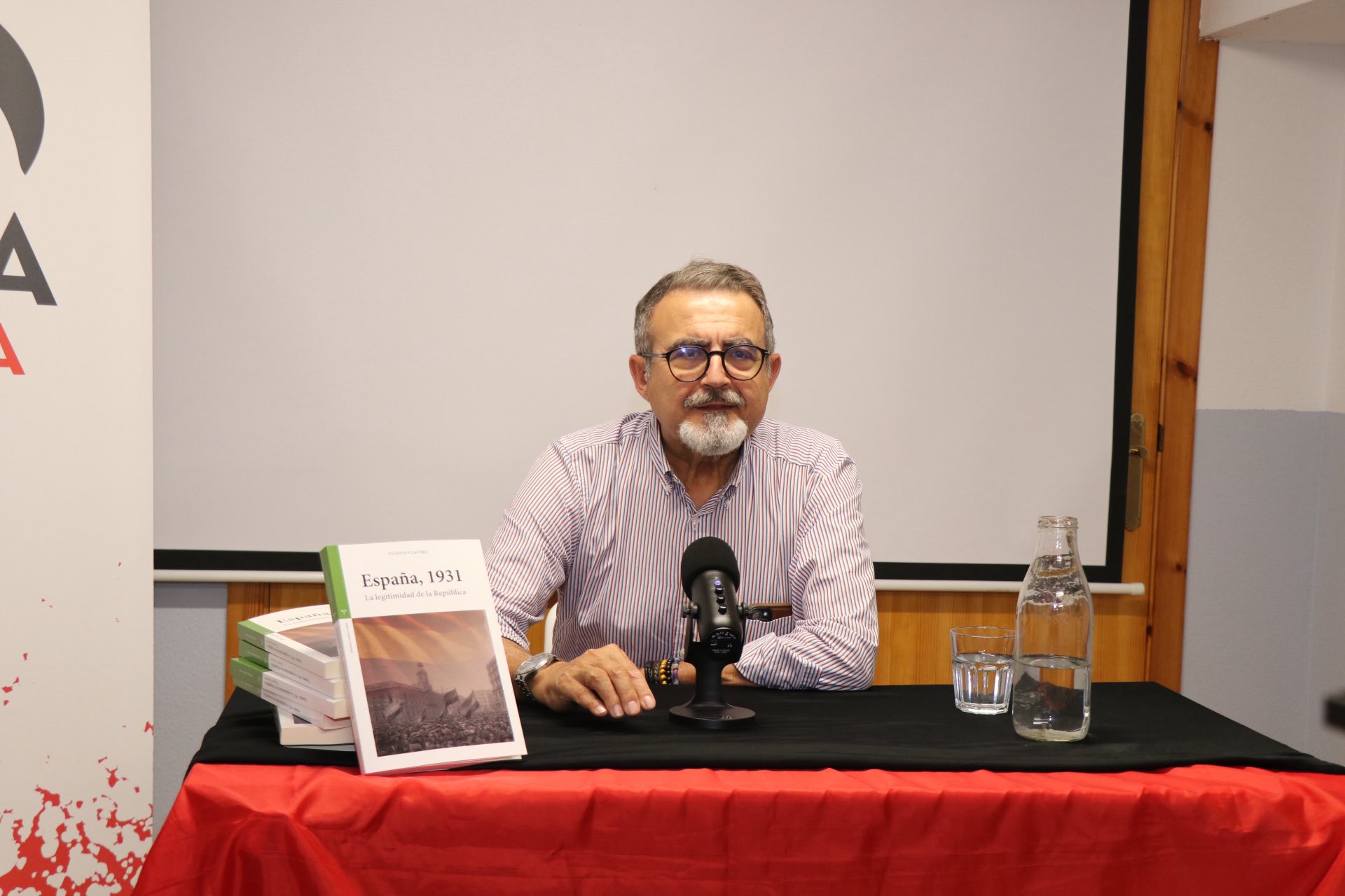 Vicente Clavero defiende en Santander que la II República fue “un cambio de régimen plenamente legítimo”