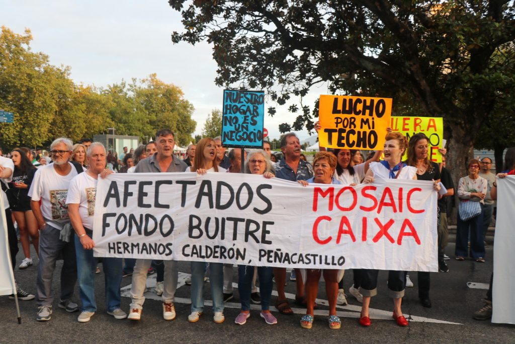 ARCHIVO: Imagen de los afectados de Hermanos Calderón durante la manifestación frente a la Delegación del Gobierno en Cantabria por el derecho a la vivienda | Pool Ágora Solidaria Cultura y Memoria Luis Toca/Óscar Juárez - 25.09.2026