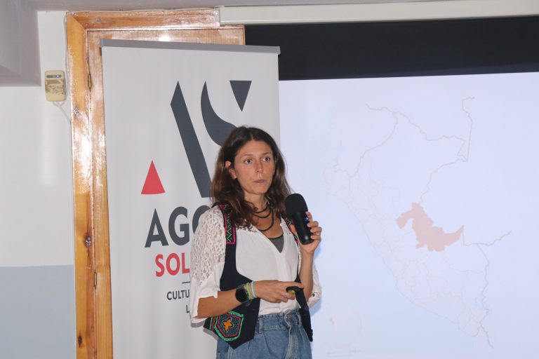 Imagen de Alba Cano durante la ponencia 'Rao Hiri: la salud empieza donde termina el mapa' | Pool Ágora Solidaria Cultura y Memoria Luis Toca/Óscar Juárez - 03.09.2026