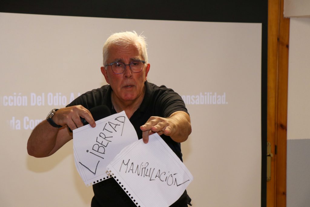 Imagen de Javier Rodríguez durante la ponencia ‘De la construcción del odio a la prevención como responsabilidad. Ruanda como memoria y Europa como presente' | Pool Ágora Solidaria Cultura y Memoria Luis Toca/Óscar Juárez - 01.10.2026
