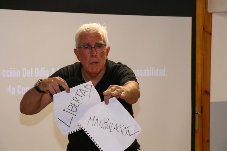 Imagen de Javier Rodríguez durante la ponencia ‘De la construcción del odio a la prevención como responsabilidad. Ruanda como memoria y Europa como presente' | Pool Ágora Solidaria Cultura y Memoria Luis Toca/Óscar Juárez - 01.10.2026
