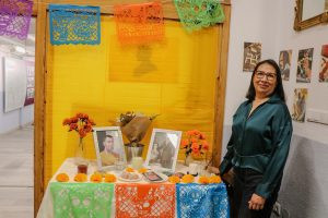 Imagen de Norma Saldaña en el Ágora Solidaria Cultura y Memoria Luis Toca frente un altar del Día de Muertos | Pool Ágora Solidaria Cultura y Memoria Luis Toca/Óscar Juárez - 28.10.2026